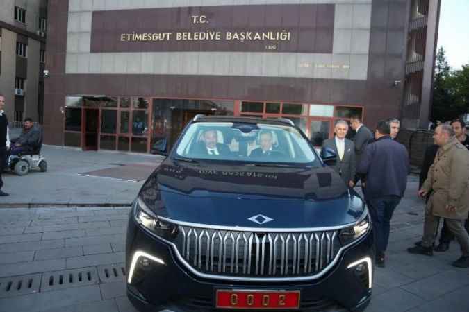 Cumhurbaşkanı Yardımcısı Fuat Oktay, TOGG’un direksiyonuna geçti yanına da Başkan Enver Demirel’i aldı