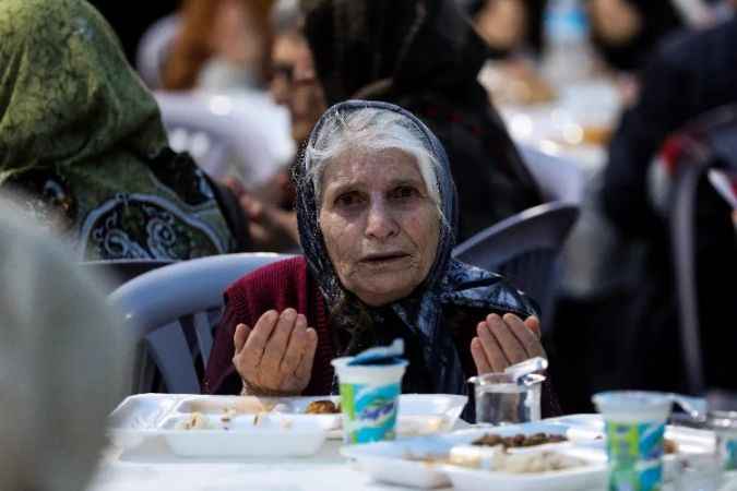 Yenimahalle Belediyesi son iftarını Ragıp Tüzün parkında verdi
