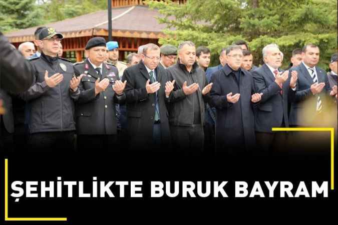 Yozgat Valisi Ziya Polat, İl Protokolü ile birlikte şehitlik ziyareti yaptı.