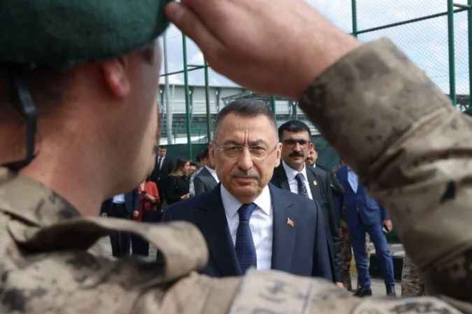 Cumhurbaşkanı Yardımcısı Oktay, özel harekat polisleriyle bayramlaştı