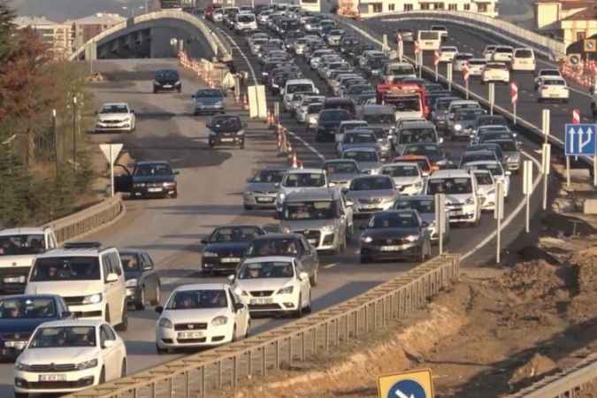 43 ilin geçiş güzergahında trafik kilit: Tatilciler dönüş yoluna geçti