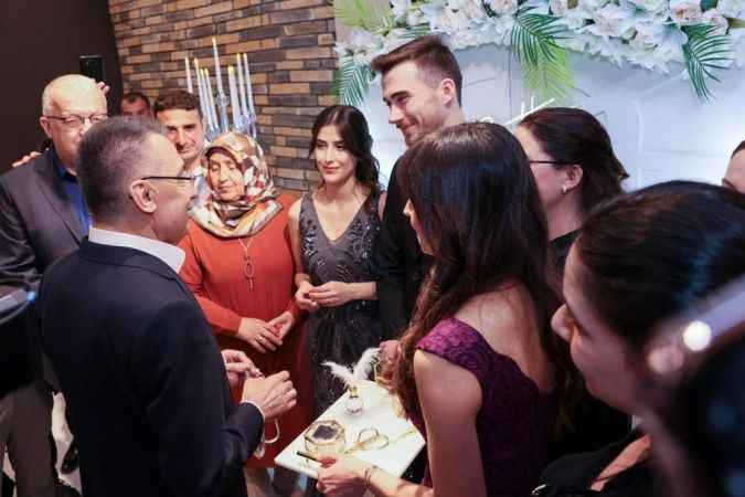 Cumhurbaşkanı Yardımcısı Oktay'dan genç çifte nişan sürprizi