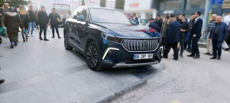 TOGG Yozgat’a geldi… Şehir meydanında sergilenen ilk yerli otomobilin plakasını gören Yozgatlılar gözlerine inanamadı. Peki TOGG ne anlama geliyor?