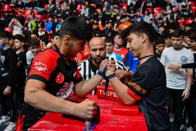 Türkiye Vücut Geliştirme Fitness ve Bilek Güreşi Federasyonu’nun düzenlediği ‘Türkiye Bilek Güreşi Şampiyonası ve Avrupa Şampiyonası Milli Takım Seçmeleri yapıldı