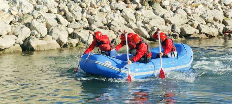Rafting sporcuları suda gördüklerine kayıtsız kalmadı. Günün kahramanı Yozgatlı raftingciler gönülleri kazandı