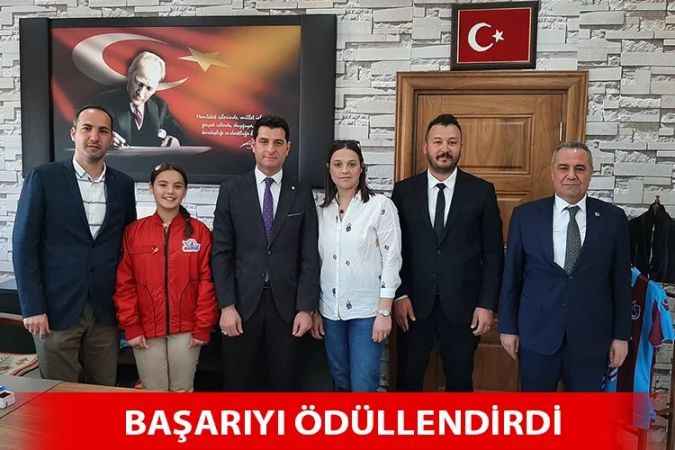 Boğazlıyan Kaymakamı Recep Aydın, Teknofest 2023’te Türkiye birincisi olan öğrenciyi ödüllendirdi