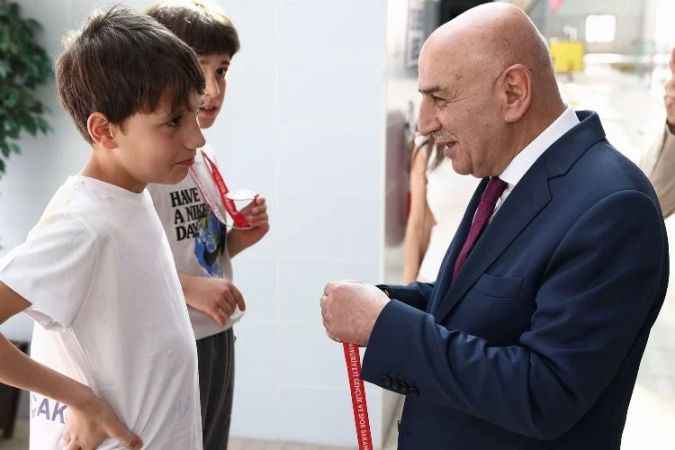 Genç yüzücüler madalyalarını Keçiören Belediye Başkanı Altınok’tan aldı