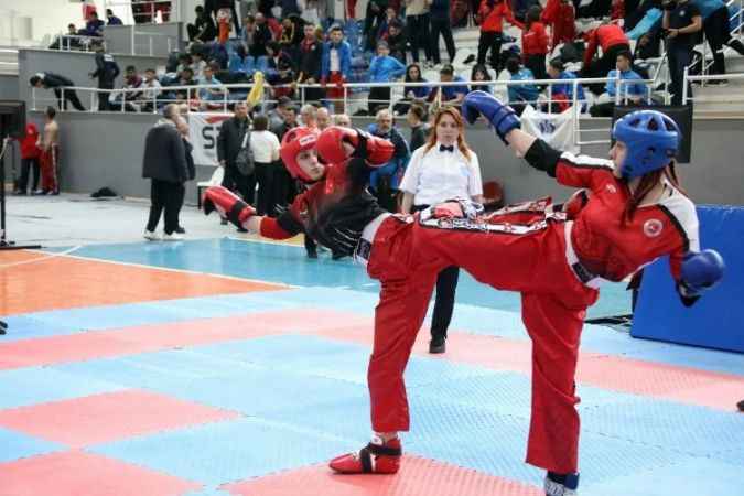 Türkiye Üniversite Sporları Federasyonu tarafından düzenlenen Türkiye Kick Boks Şampiyonası'nın açılışı gerçekleştirildi