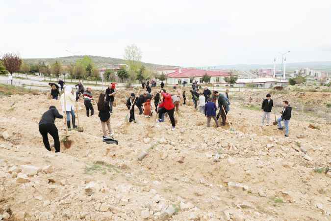 Yozgat Bozok Üniversitesinde Depremde Hayatını Kaybeden Vatandaşlar Anısına Fidanlar Toprakla Buluşturuldu
