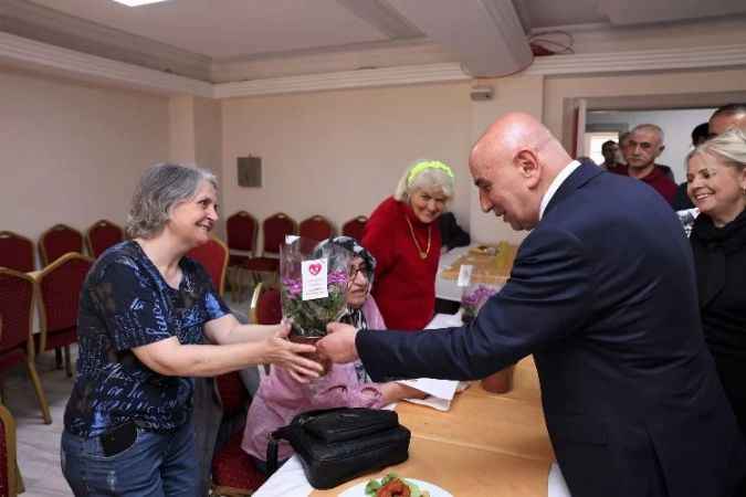Keçiören Belediyesi, Gönül Köşkü Huzur evinde anneler günü programı düzenlendi