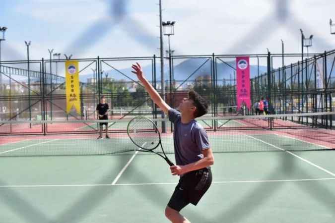 Kayseri’de 19 Mayıs Gençlik Kupası Tenis turnuvası tamamlandı