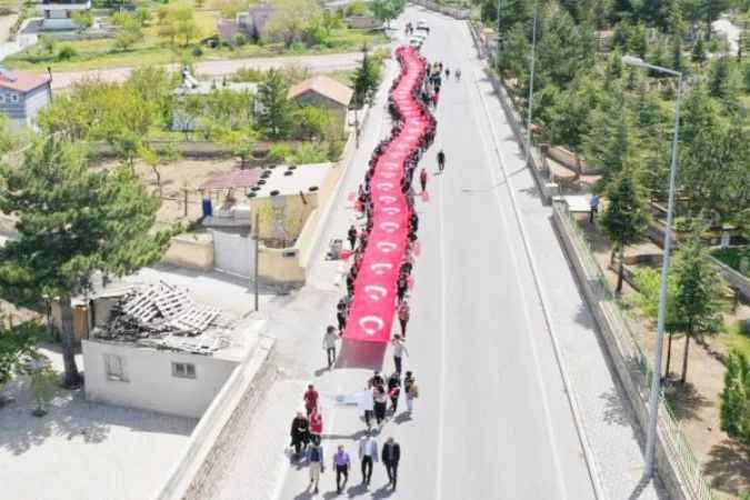 Kayseri’de Gençlerden 100 Metrelik Dev Türk Bayrağı