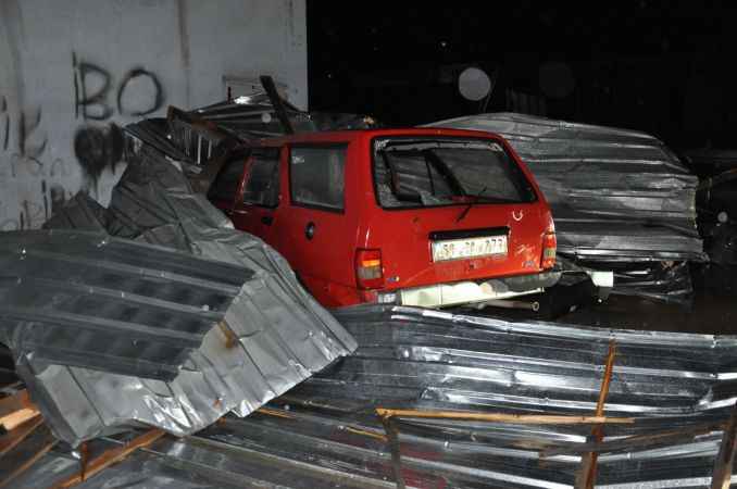 Yozgat'ın Sorgun ilçesinde dün gece çıkan şiddetli rüzgar iş yerlerinin çatısını uçurdu