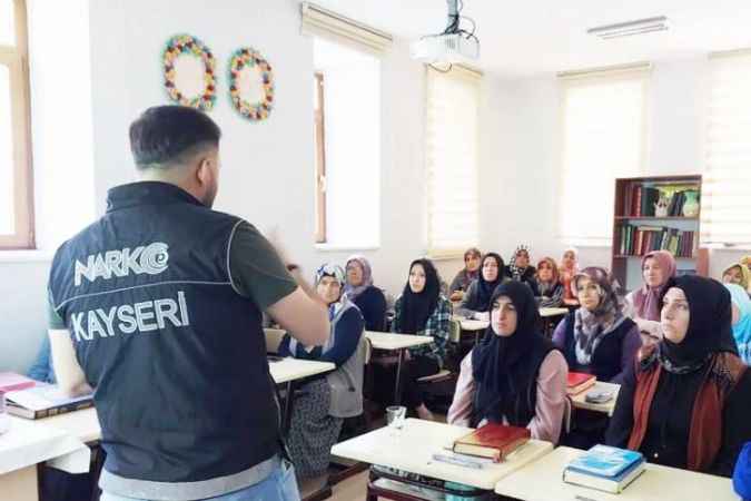 Kayseri’de Narkotik Polisi Vatandaşı Bilgilendirmeye Devam Ediyor
