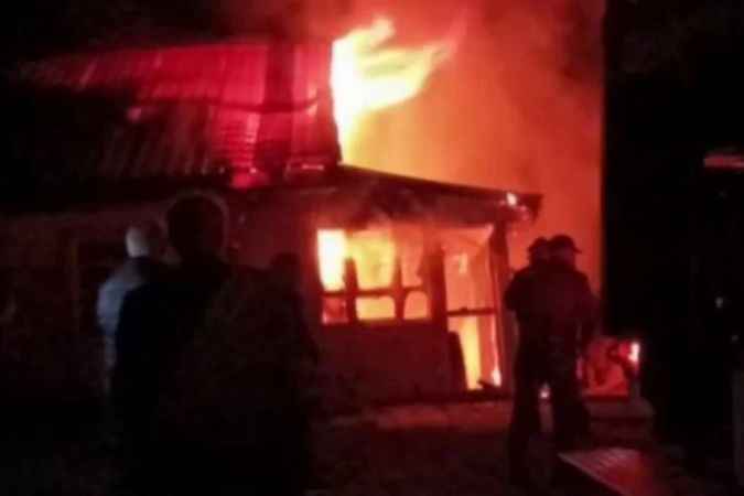 Sakarya’nın Kocaeli İlçesi'nde tek katlı ev alev alev yandı