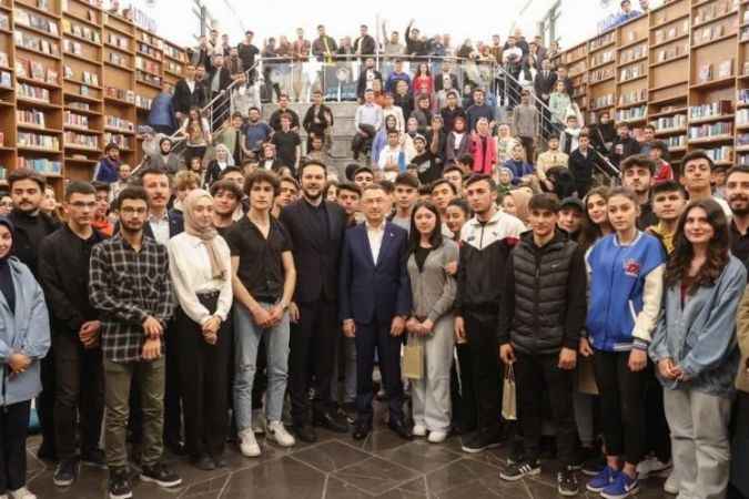 Cumhurbaşkanı Yardımcısı Fuat Oktay, Başkent Millet Bahçesi’nde gençlerle bir araya geldi