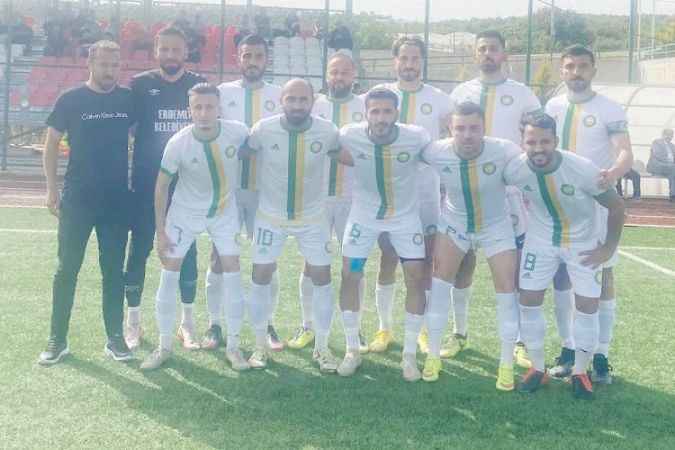 Yozgatlı antrenörler İlhan Özbay ile Nihat Tinel'in çalıştırdığı Erdemli Belediyespor şampiyonluğa koşuyor