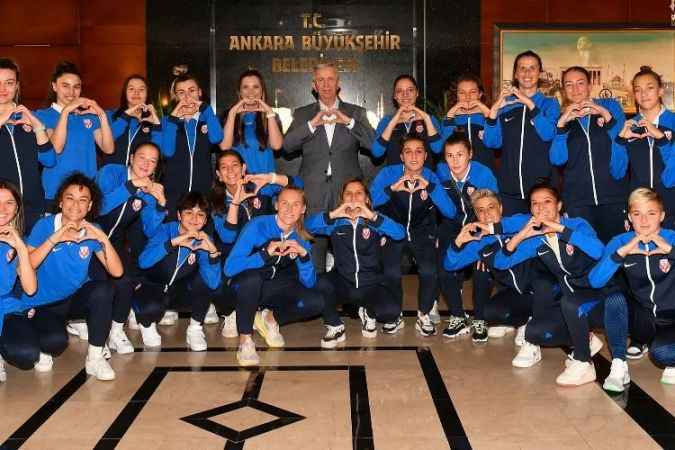FOMGET Gençlik ve Spor Kulübü Kadın Futbol Takımı, Ankara Büyükşehir Belediye Başkanı Mansur Yavaş’ı ziyaret etti