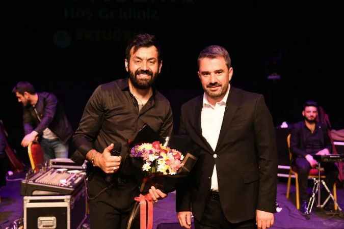 Sanatçı Engincan, Ankara'nın Pursaklar ilçesinde konser verdi