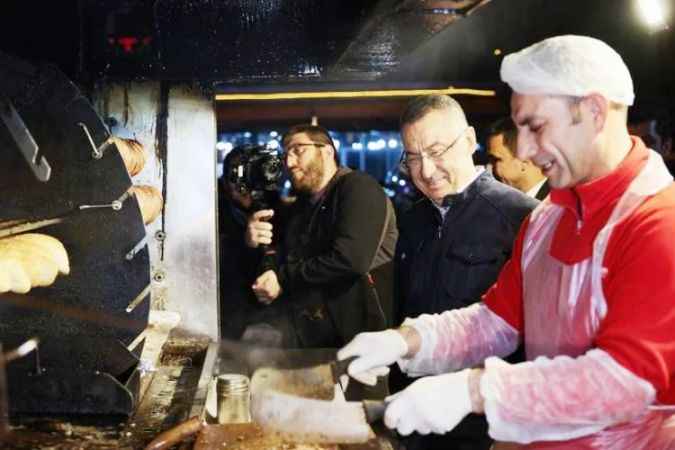 Cumhurbaşkanı Yardımcısı Oktay, Togg ile gençlerle kokoreç yemeye gitti