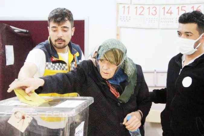 Sivas’ta Sandığa Gitmekte Zorlanan Hastaların Yardımına Sağlık Ekipleri Yetişti