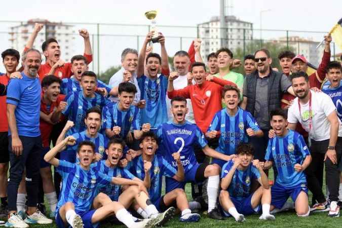 Talasgücü Belediyespor'un U-17 takımı ligi şampiyon olarak tamamladı