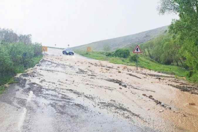 Sivas’ın Şarkışla İlçesinde Etkili Olan Sağanak Yağmur Kısmen Yolu Trafiğe Kapattı