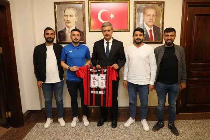 Yapıtur Yozgat 66 Gençlikspor Kulübü, Belediye Başkanı Celal Köse'ye forma hediye etti
