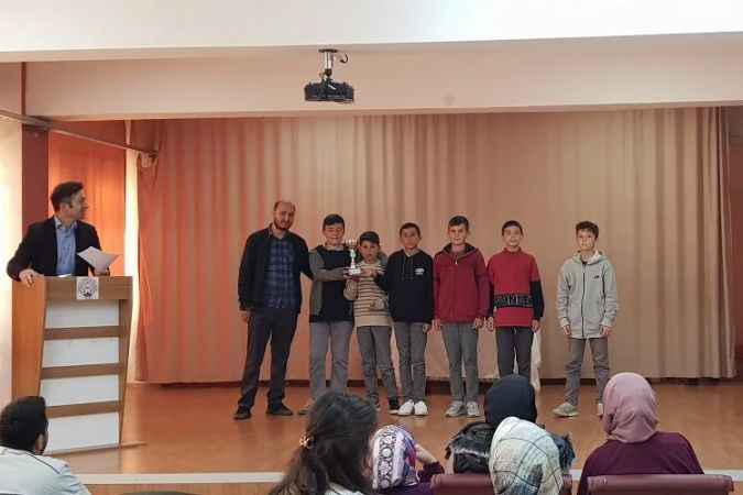 Yozgat'ın Saraykent İlçesinde bulunan Şehit Mustafa Eser Anadolu İmam Hatip Lisesi okulu futbol ve voleybol turnuvası düzenledi