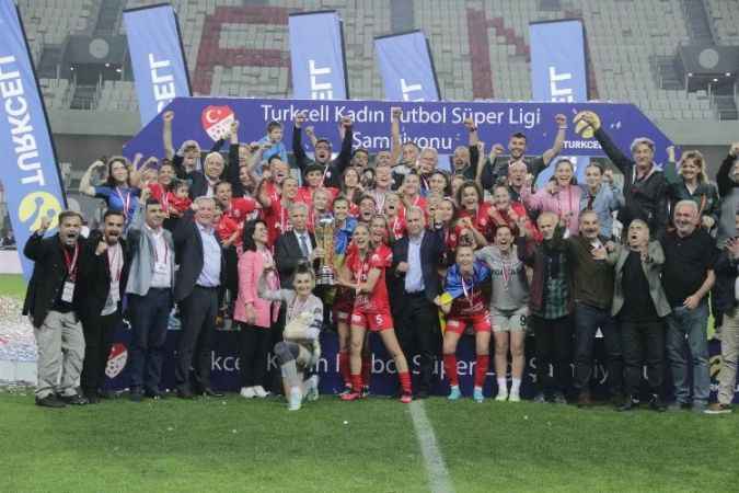 Şampiyon Ankara Büyükşehir Belediyesi Fomget kupasını aldı