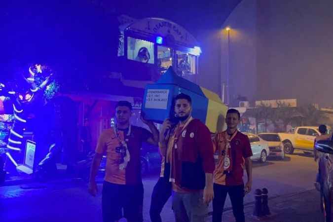 Fenerbahçe'nin temsili tabutunu kaldırdı