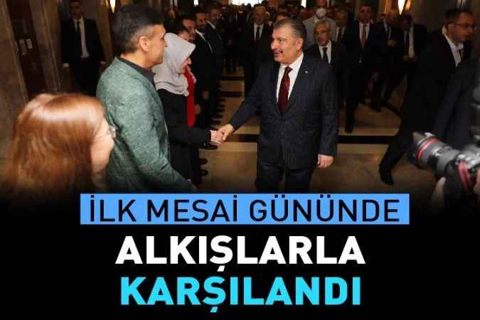 Sağlık Bakanı olarak görevine devam eden Fahrettin Koca, ilk mesai gününde alkışlarla karşılandı.