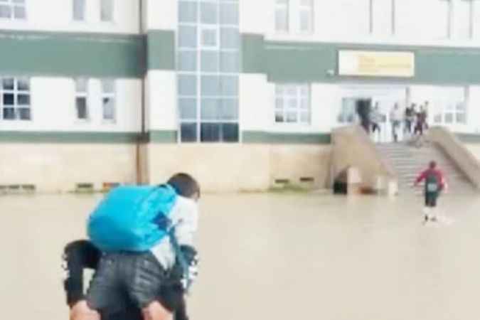 Sivas’ta Okul bahçesi sular altında kaldı, öğrenciler birbirini sırtladı