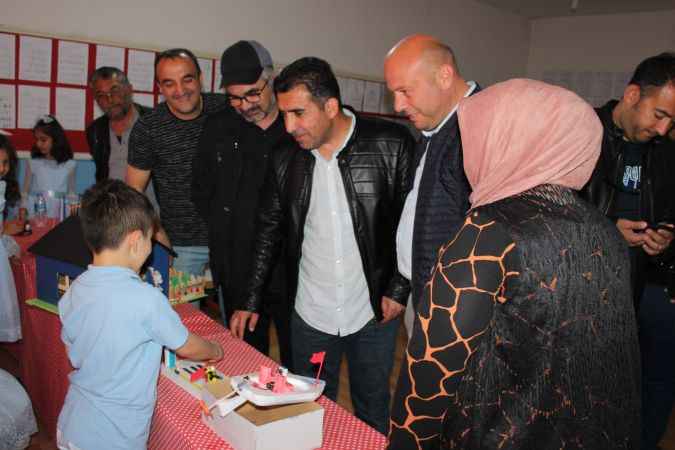 Yozgat Şehit Abdullah Bozkurt İlkokulu birinci sınıf öğrencilerinin bilgisayarsız robotik kodlama sergisi beğeni topladı