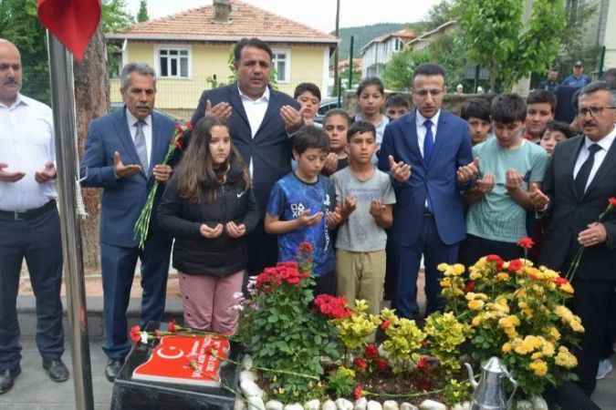 Batman'da şehit edilen Aybüke öğretmen Çorum'da mezarı başında anıldı