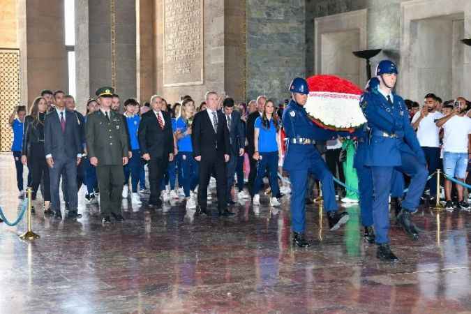 Ankara Büyükşehir Belediyesi FOMGET Gençlik ve Spor Kulübü Kadın Futbol Takımı, şampiyonluk kupasını Anıtkabir’e götürdü.