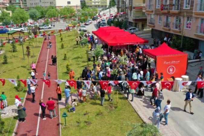 Ankara Keçiören'de Depremde Hayatını Kaybeden Öğrencinin İsmi Verilen Ahmet Mergen Parkı Hizmete Açıldı