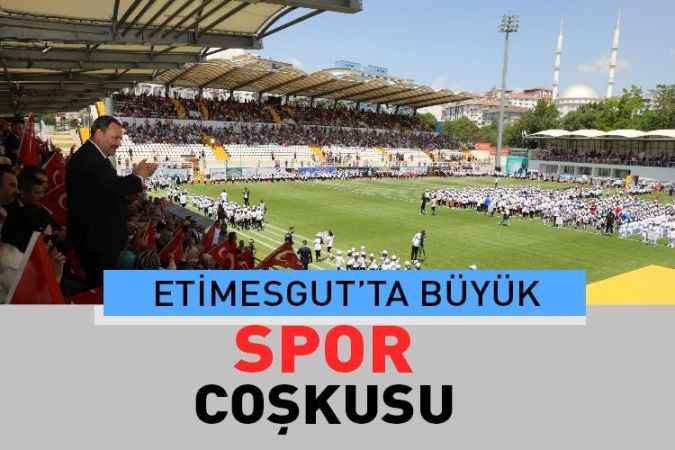 Atatürk Stadı’ndaki şölene 15 bin kişi katıldı, aileler gururla çocuklarını izledi