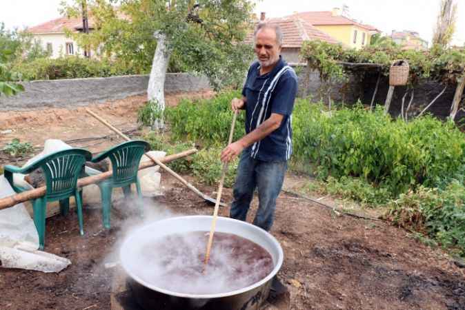 Yenifakılı'da pekmez kazanları kaynıyor