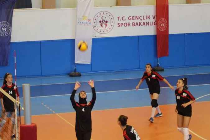 Anadolu Yıldızlar Ana Lig Voleybol Kız Erkek Grup Müsabakaları, Nevşehir’de sürüyor