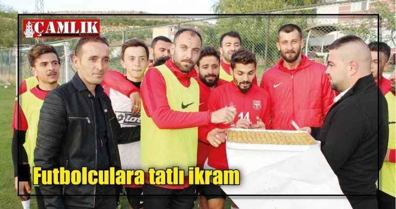 Futbolculara tatlı ikram