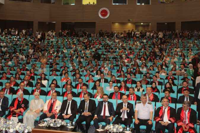 Yozgat Bozok Üniversitesi'nde salonlara sığmayan mezuniyet töreni