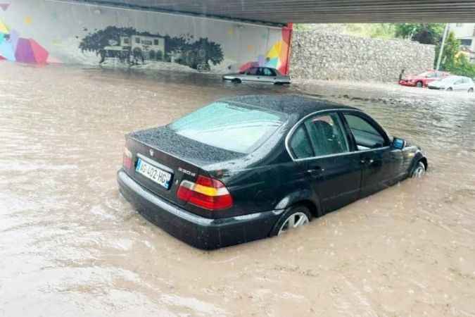 2 Araç Alt Geçitte Sular Altında Kaldı