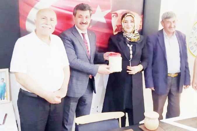 Yerköy Belediye Başkanı Ferhat Yılmaz, çanak peyniri üreticilerini makamında ağırladı