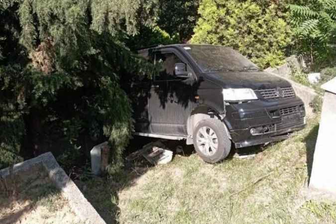 Freni boşalınca mezarların üzerine uçtu. Allah korudu.