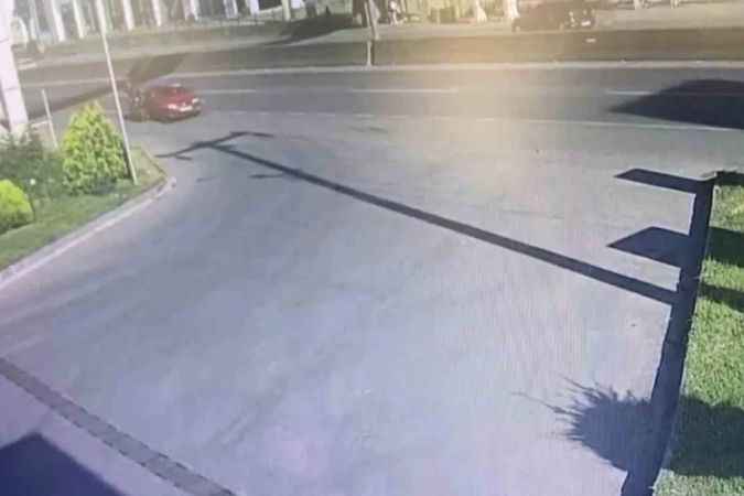 Benzin istasyonu girişinde motosiklet ve otomobil çarpıştı: Kaza anı kameralara yansıdı