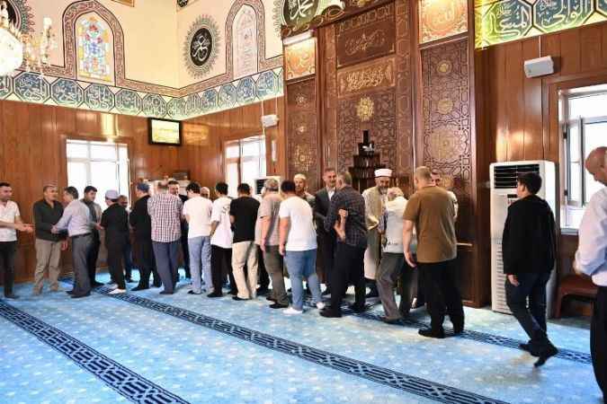Mamak Belediye Başkanı Murat Köse Bayram Namazı Sonrası Halkla Bayramlaştı