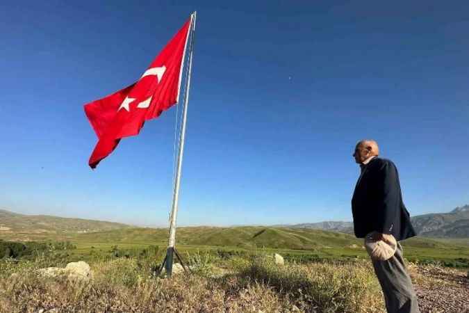 Seyit Tahir Dede'den duygulandıran bayrak nöbeti!