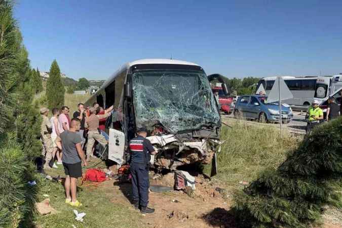 Otobüs yoldan çıktı:35 yaralı