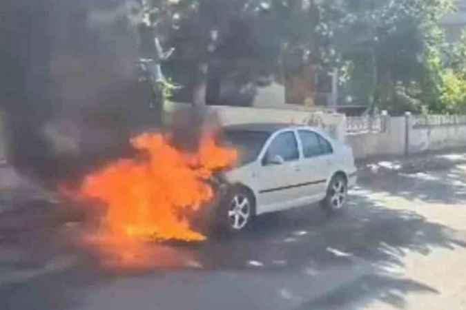Park halindeki araç bilinmeyen bir sebeple bir anda alev alev yanmaya başladı